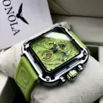 Reloj cuadrado deportivo de acero y silicona verde lima con esfera detallada, sobre un cojín blanco en su empaque de la marca Onola.