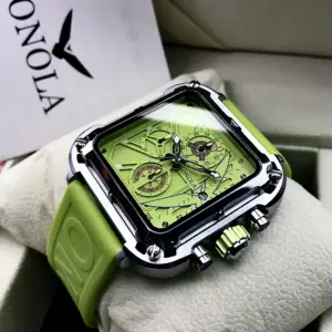 Reloj cuadrado deportivo de acero y silicona verde lima con esfera detallada, sobre un cojín blanco en su empaque de la marca Onola.
