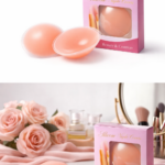 Pads de silicona para pezones color piel en forma redonda, mostrados con su caja rosa y una decoración de rosas rosadas.