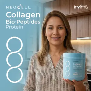 Mujer sonriente en cocina sosteniendo tarro azul de colágeno Neocell Bio-Peptides Protein de 500g.