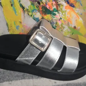 Sandalia slide de plataforma para mujer Arena Chic - Brindan comodidad y estilo elegante durante todo el dia