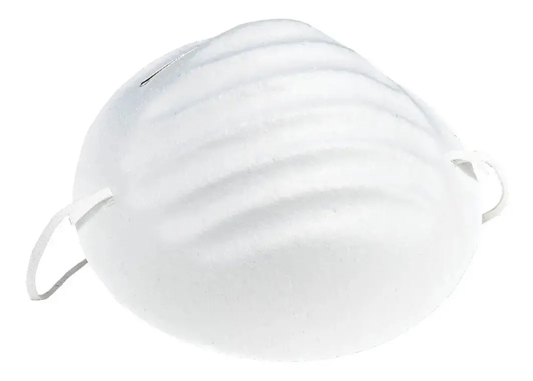 Tapabocas industrial desechable color blanco de diseño cóncavo con pliegues horizontales y bandas elásticas laterales para protección respiratoria.