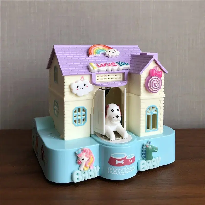 Alcancia interactiva pastel con casa de perro blanca saliendo de la puerta, techo lila y base azul con unicornio.