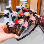 Diademas negras infantiles con decoraciones en relieve de fresas, conejitos y flores coloridas, mostradas en un conjunto variado.