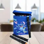 Estuche organizador azul en tela con diseño de Stitch, cremallera superior abierta y marcadores de doble punta incluidos, sobre mesa de madera.