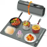 Tapete calentador de alimentos gris enrollable con control táctil y múltiples recipientes con comida caliente sobre su superficie plana.