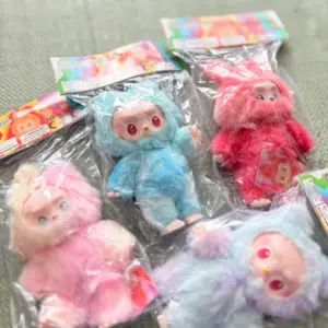 Set de cuatro llaveros Labubu de peluche en colores azul, rosa y lila con textura suave, presentados en empaques plásticos individuales.