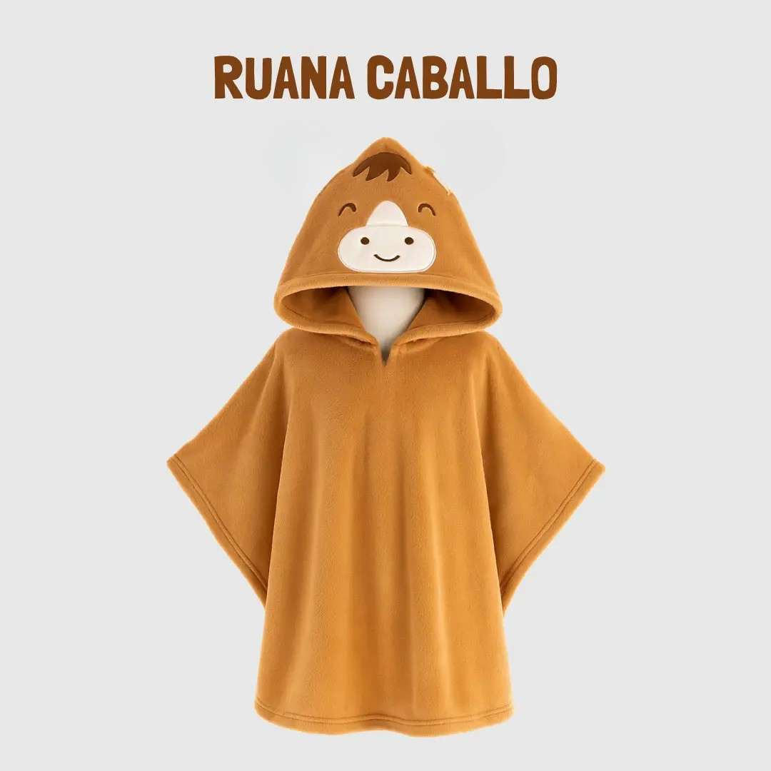 Ruana infantil polar color mostaza con capucha y diseño de caballo con hocico blanco aplicado y detalles bordados.