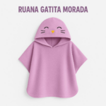 Ruana infantil polar en color morado claro, con capucha decorada con ojos cerrados, bigotes y nariz triangular.