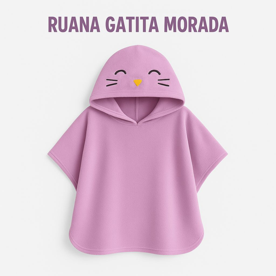 Ruana infantil polar en color morado claro, con capucha decorada con ojos cerrados, bigotes y nariz triangular.