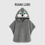 Ruana infantil de polar gris con capucha puntiaguda y diseño de carita de lobo con ojos azules y hocico blanco.