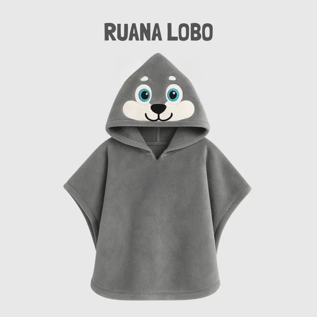 Ruana infantil de polar gris con capucha puntiaguda y diseño de carita de lobo con ojos azules y hocico blanco.