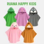 Cinco ruanas infantiles polares con capucha de animales en verde, rosado, gris, rosa claro y mostaza.