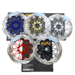 Cinco discos de freno flotantes 320mm en colores azul, dorado, plateado, rojo y negro sobre cajas.