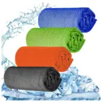 Cuatro toallas de enfriamiento deportivas enrolladas de colores azul, verde, naranja y gris sobre hielo y salpicaduras de agua.