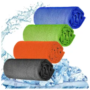 Cuatro toallas de enfriamiento deportivas enrolladas de colores azul, verde, naranja y gris sobre hielo y salpicaduras de agua.