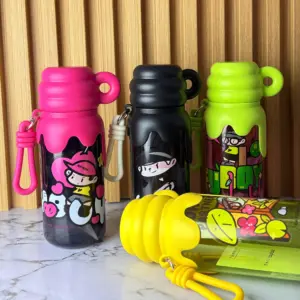 Termos infantiles con diseños de personajes, tapas de silicona con efecto goteo y correas, en colores rosa, negro, verde lima y amarillo.