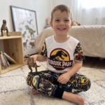 Pijama para niño Jurassic World de manga corta con pantalón - Garantiza un descanso fresco y divertido toda la noche - Imagen 2