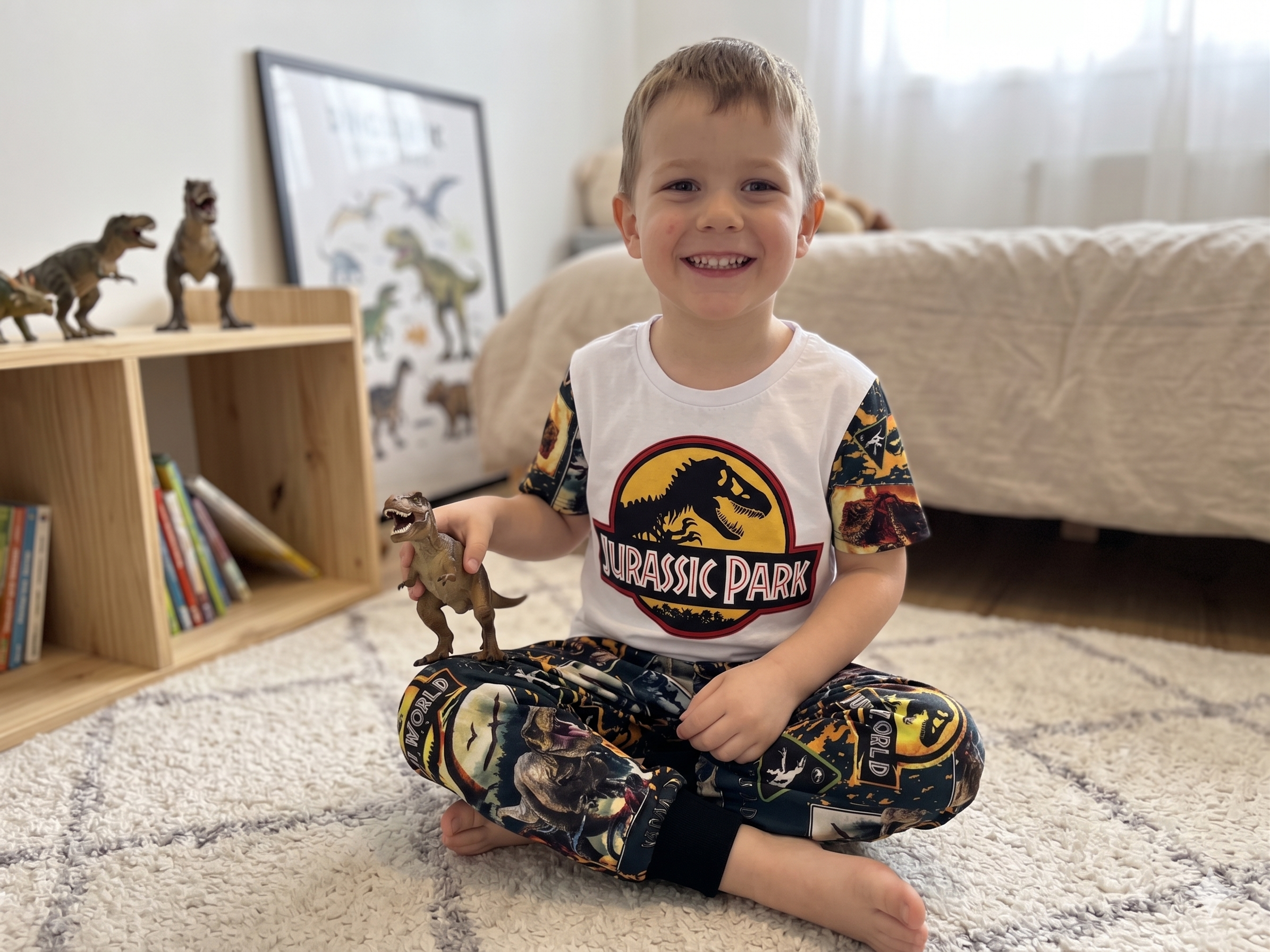 Pijama para niño Jurassic World de manga corta con pantalón - Garantiza un descanso fresco y divertido toda la noche