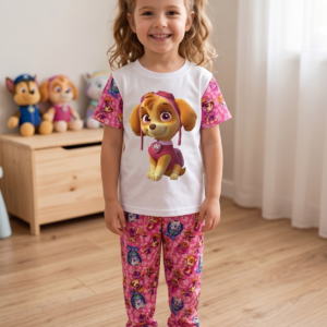Pijama de dos piezas para niña en tela suave piel de durazno, diseño blanco con estampado central de Skye de Paw Patrol y pantalón rosado estampado.