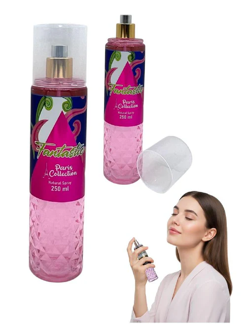 Dos botellas de perfume rosa con textura diamantada, atomizador dorado y spray natural de 250 ml junto a una mujer aplicándose la fragancia