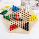 Tablero hexagonal de madera con fichas de colores azul, blanco, amarillo, negro, rojo y verde dispuestas en las esquinas.