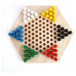 Tablero hexagonal de madera con 6 grupos de fichas cilíndricas en colores blanco, amarillo, azul, negro, rojo y verde.