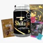 Frasco central de gomitas de Shilajit, sobre y gominola azul y rosa, acompañados de un sobre de chocolate íntimo y caja dorada con diseño de rinoceronte.
