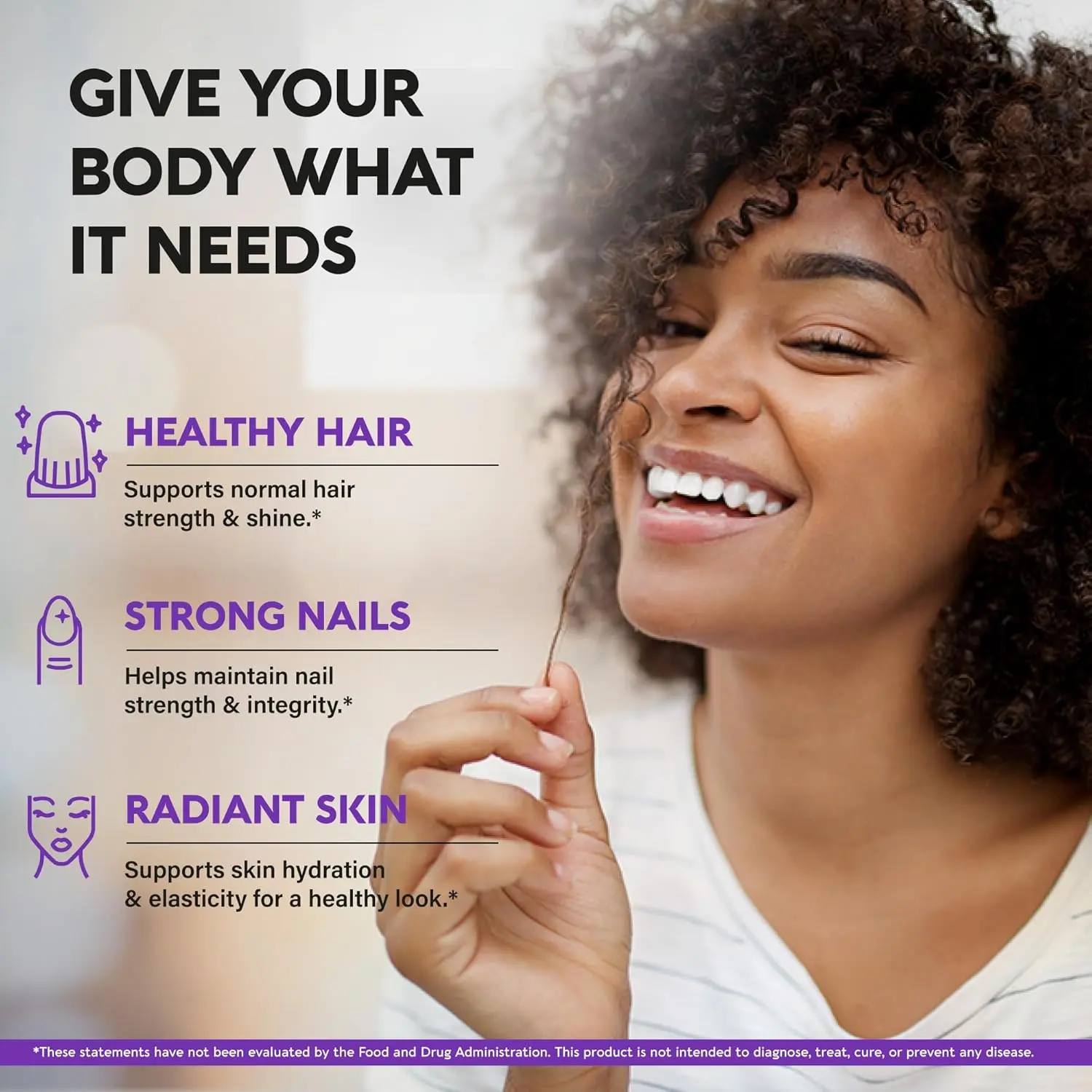 Mujer sonriente de cabello rizado oscuro mostrando su melena, con beneficios de biotina, colágeno y queratina para cabello, uñas y piel.