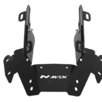 Soporte metálico negro para cúpula Yamaha NMAX con logotipo blanco en la base y brazos verticales con orificios de montaje.