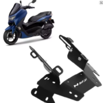 Soporte metálico negro para cúpula sport de Yamaha NMAX con logo, junto a una scooter azul para mostrar su aplicación y compatibilidad.