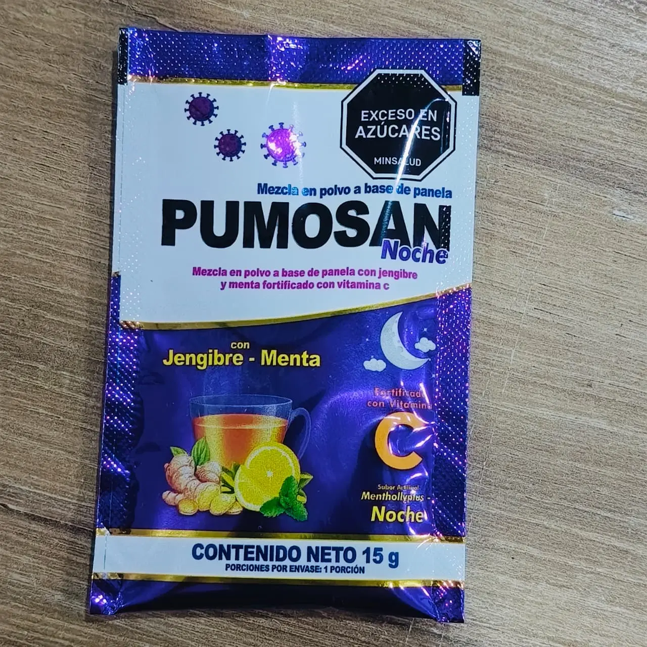 Sobre morado y blanco de 15 g de mezcla en polvo a base de panela, jengibre, menta y vitamina C para bebida caliente nocturna.
