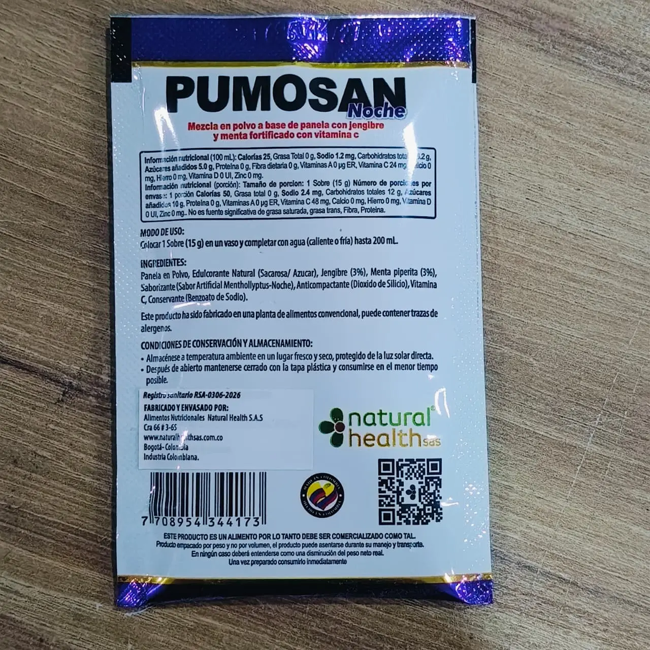 Sobres individuales de bebida en polvo Pumosan Noche con jengibre y menta, saborizante artificial y vitamina C, en empaque azul y blanco.
