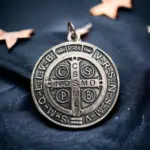 Medalla San Benito Premium de protección unisex en plata envejecida - Consigue bendición y fortaleza espiritual en cada momento diario - Imagen 4