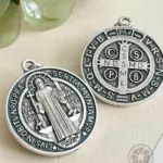 Medalla San Benito Premium de protección unisex en plata envejecida - Consigue bendición y fortaleza espiritual en cada momento diario - Imagen 3