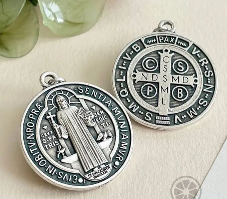 Medalla San Benito Premium de protección unisex en plata envejecida - Consigue bendición y fortaleza espiritual en cada momento diario