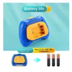 Parte posterior de juguete antiestrés pop de burbujas azul y amarillo con compartimento para tres baterías AA de 1.5v.