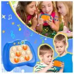 Juego antiestrés electrónico azul de burbujas luminosas con botones naranjas, usado por niños sonrientes en el parque y la casa.
