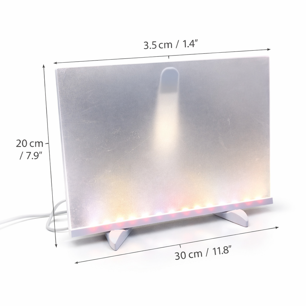 Tablero acrílico transparente para notas con base LED iluminada, medidas de 30x20 cm y soportes blancos, en ángulo frontal.