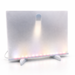 Tablero acrílico transparente para notas con base de luces LED rojas que proyectan un haz de luz ascendente sobre la superficie.