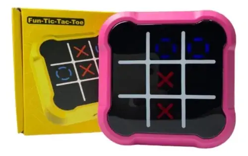 Juego electrónico portátil de triki con marco rosa brillante y pantalla digital iluminada, acompañado de su caja de empaque amarilla.