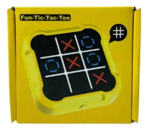 Caja amarilla de juego de mesa triky portátil con tablero electrónico negro, luces azules y equis rojas visibles.