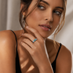 Anillo de plata 925 con moissanita azul y brillantes, detalle del diseño elegante lucido en la mano de una mujer.