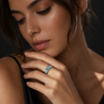 Anillo de moisanita verde en plata 925 con diseño brillante, usado con elegancia en la mano de una mujer.