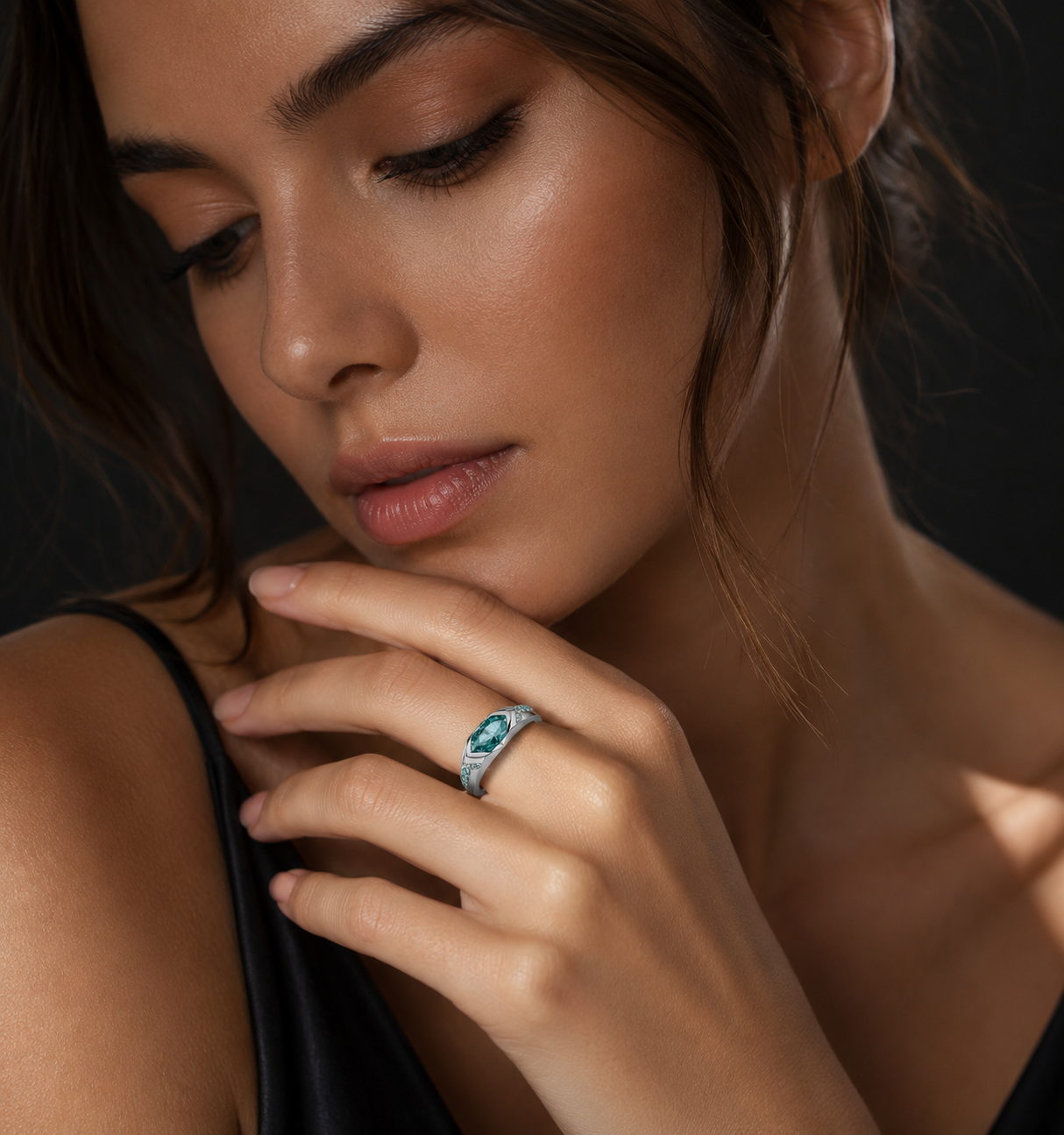 Anillo de moisanita verde en plata 925 con diseño brillante, usado con elegancia en la mano de una mujer.