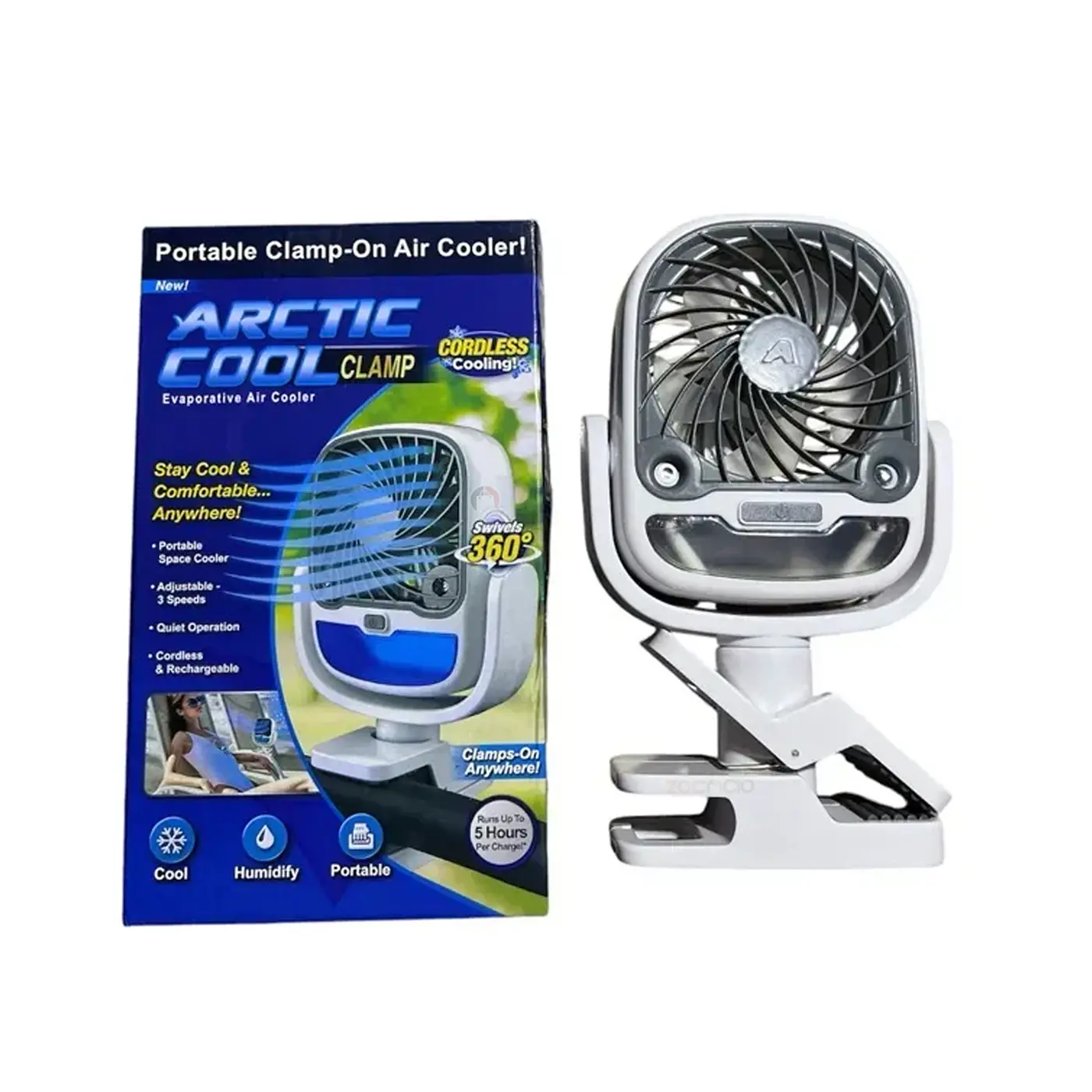 Ventilador de mesa blanco con pinza de sujeción, cabezal ajustable con rejilla gris, depósito de agua inferior y su caja de empaque azul a la izquierda.