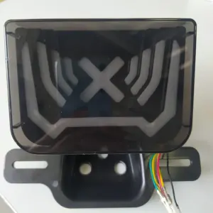 Stop LED para moto Boxer con cubierta ahumada con diseño de X, base negra de montaje y cables eléctricos de colores para instalación.