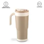 Mug térmico de acero inoxidable color beige con detalles crema, asa lateral, tapa con apertura y capacidad de 720 ml.