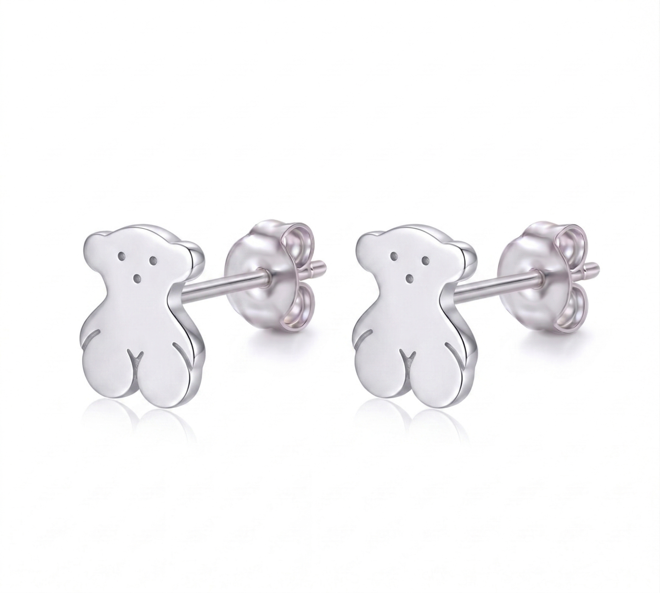 Par de aretes de broquel con diseño de osito en plata 925 brillante, con detalles de rostro y cierre tipo mariposa.