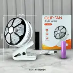 Ventilador recargable blanco con pinza, rejilla frontal negra y linterna central de 19x16 cm. Incluye caja, cable USB y batería de litio morada.
